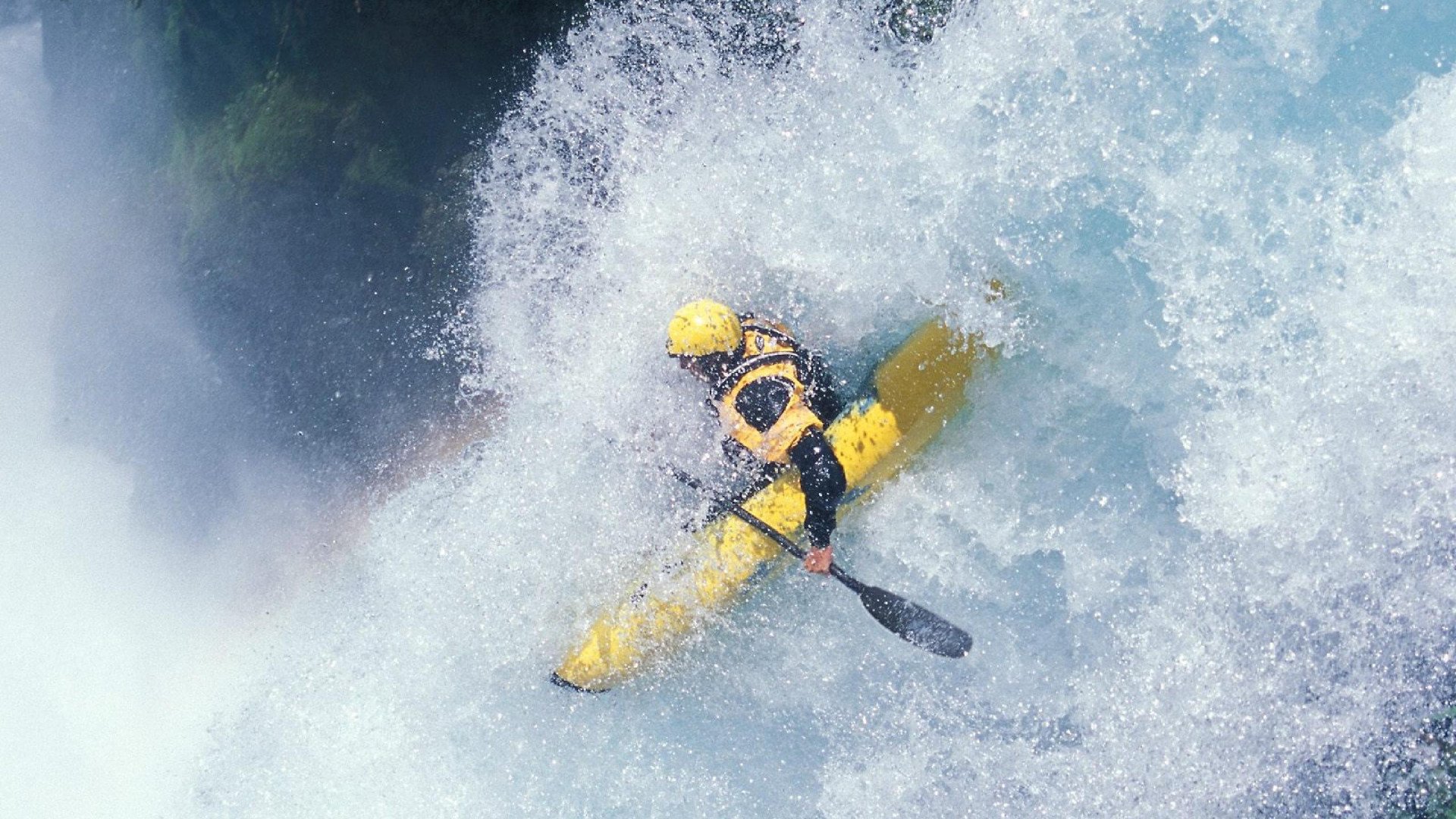 场边助教实时记录比赛数据用于赛后复盘与问题分析,考试场外助攻